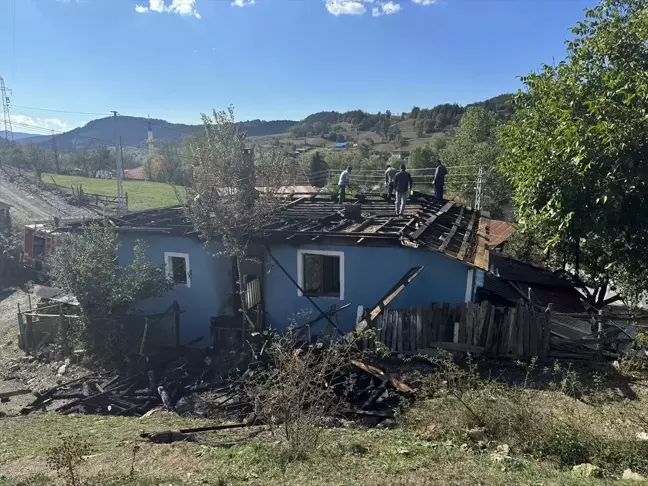 Kastamonu'da Yangın: 2 Katlı Ev Kullanılamaz Hale Geldi