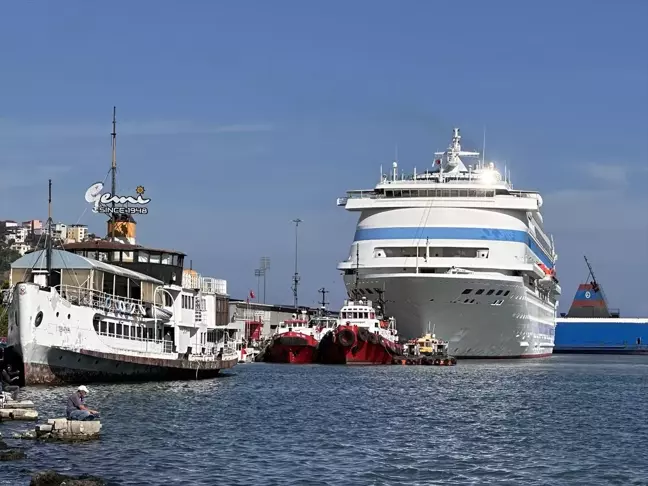 Rus Turistleri Taşıyan Kruvaziyer Samsun Limanı'na Demir Attı