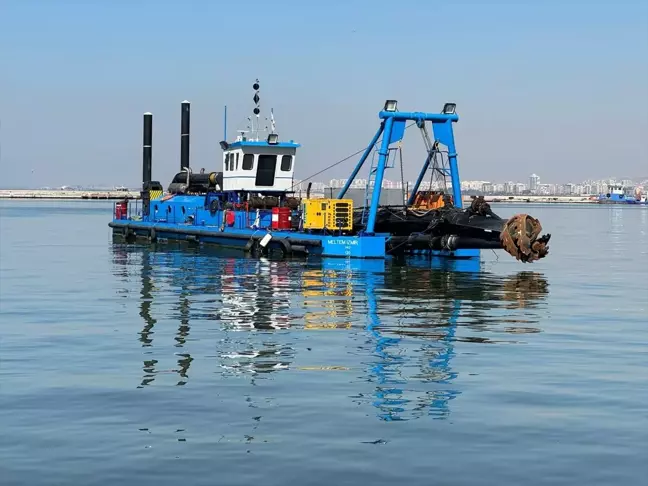 İzmir Körfezi'nde Kirlilik Sorunu: Oksijen Seviyesi Artırılmaya Çalışılıyor