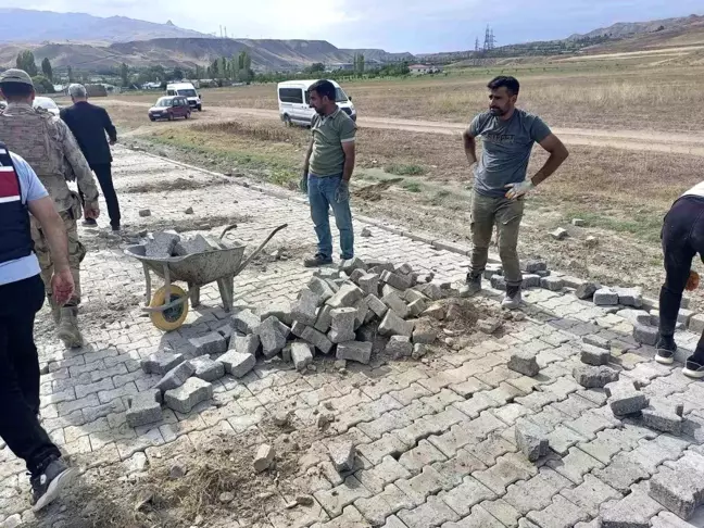 Kağızman'da Köy Yolları Kilit Parke Taşı ile Yenileniyor