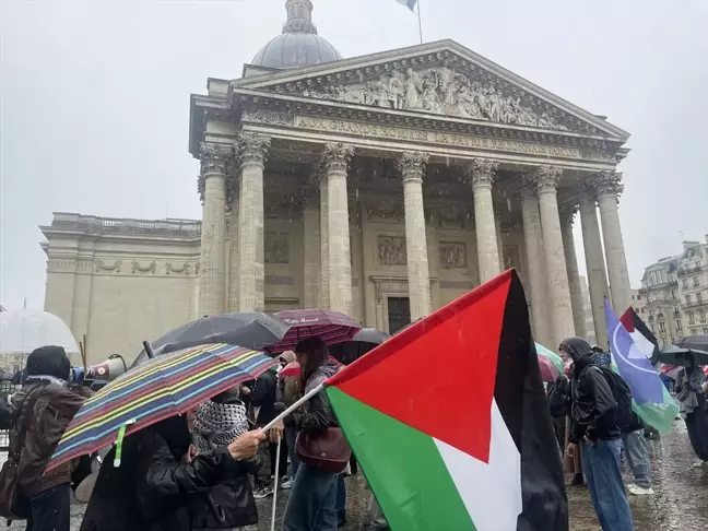 Paris'te Öğrenciler Gazze'ye Destek İçin Gösteri Düzenledi