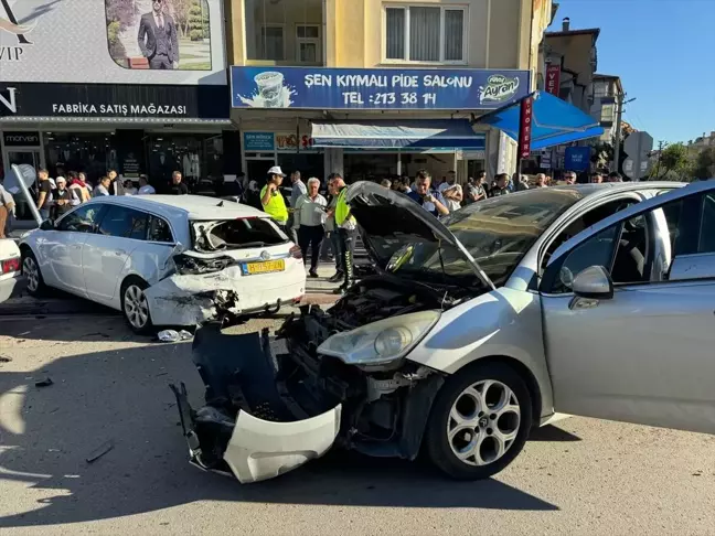 Aksaray'da Park Halindeki Araca Çarpan Otomobilde İki Kişi Yaralandı