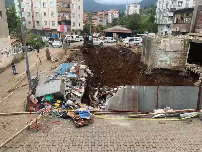 Artvin'de Bina Çöktü, Bir Vatandaş Son Anda Kurtuldu