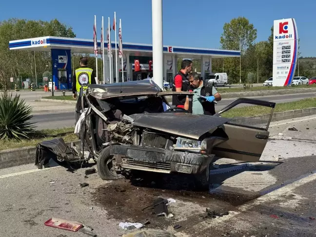 Bartın'da Otomobil Kamyona Çarpınca Sürücü Ağır Yaralandı