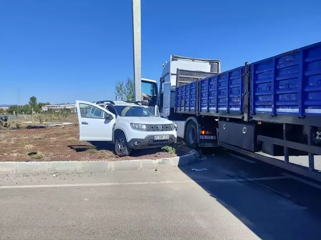 Çanakkale'de Otomobil ve Tır Çarpıştı: 2 Yaralı