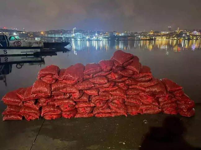 Eminönü'nde 3 Ton Kaçak Midye Ele Geçirildi