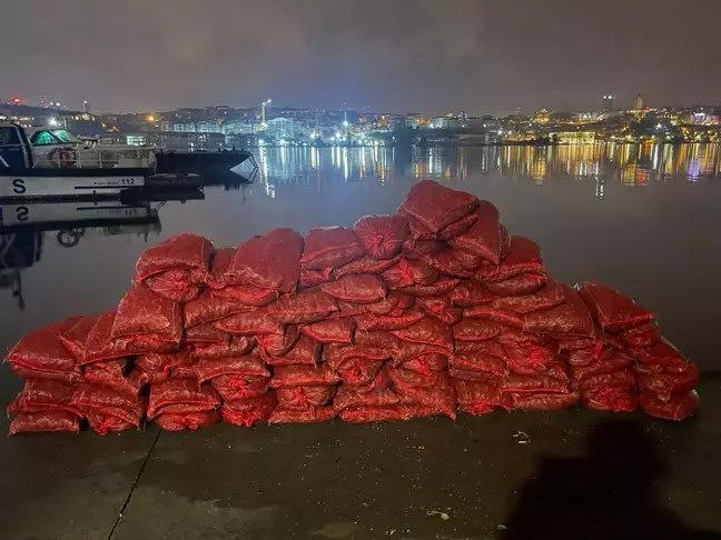 Eminönü'nde Kaçak Midye Operasyonu: 3 Ton Midye Ele Geçirildi