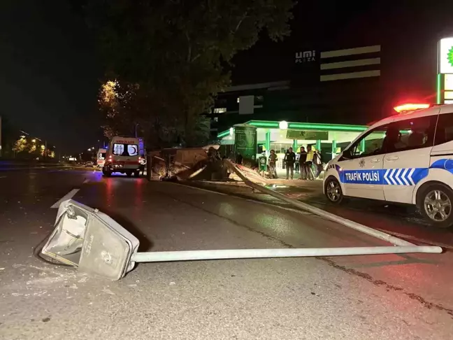 Bursa'da Tofaş Otomobilin Aydınlatma Direğine Çarpması Sonucu 4 Yaralı