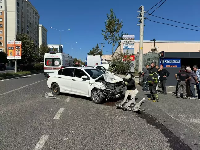 Çorlu'da Otomobillerin Çarpışması Sonucu 3 Yaralı