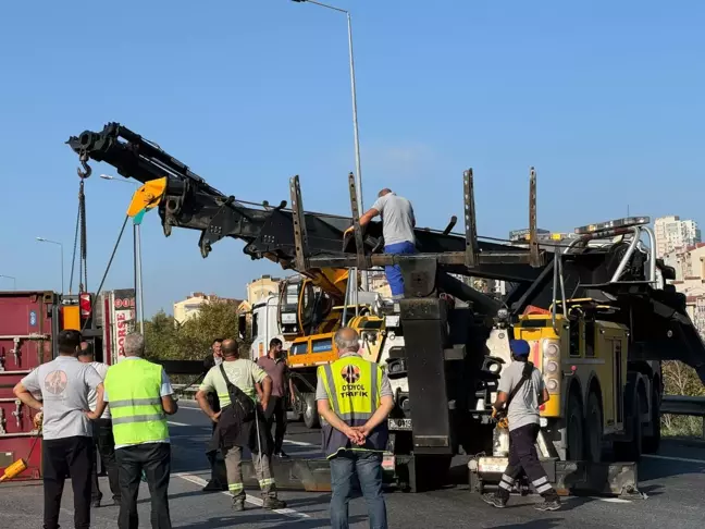 Edirne İstikametindeki TIR Devrildi, Trafik Düzeni Sağlandı