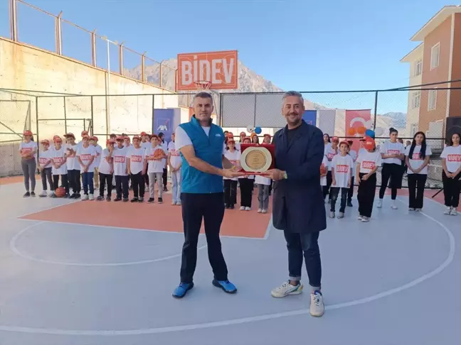 Hakkari'de Basketbol Sahası Açılışı Gerçekleşti