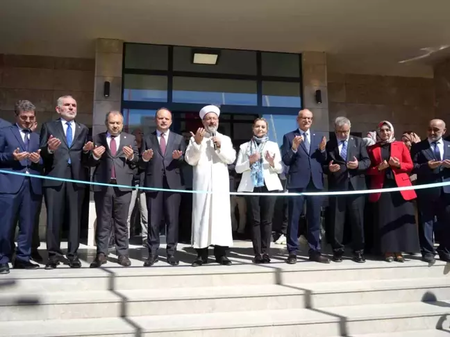 Diyanet İşleri Başkanı Erbaş: Bilgi İnsanlığı Huzura Kavuşturmak İçindir