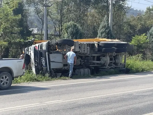 Sakarya'da Hafriyat Kamyonu Devrildi: 1 Yaralı