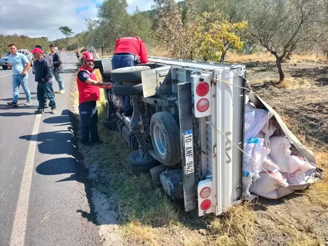 Balıkesir'de Kamyonet Devrildi: 3 Yaralı