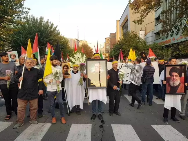 İran'da Binlerce Kişi Hizbullah Lideri İçin Protesto Düzenledi