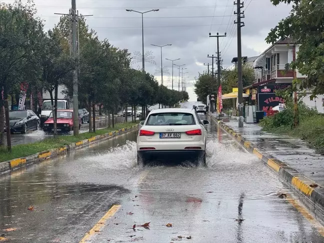 Kocaali'de Sağanak Yağış Ulaşımı Olumsuz Etkiledi