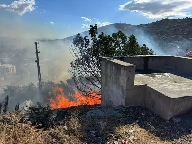 Söke'de Otluk Alanda Çıkan Yangın Ahıra Sıçradı