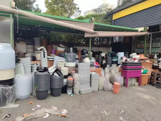 Başakşehir'de Polis Kovalamacasındaki Araç Dükkanın İçine Girdi