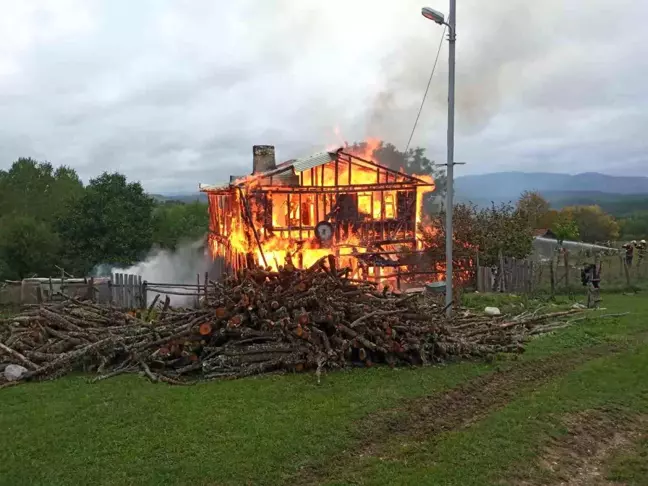 Kastamonu'da Ahşap Evde Yangın: Ev Kullanılamaz Hale Geldi