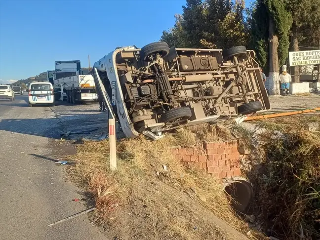 Salihli'de Tır, Midibüse Çarptı: Sürücü Yaralandı