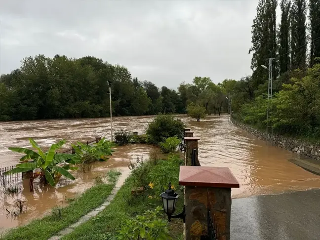 Bartın'da Sağanak Yağışlar Yol Kapattı