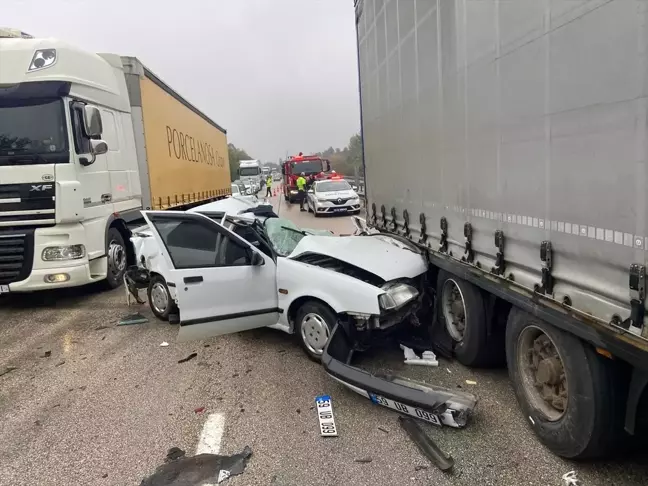 Bolu'da Tıra Çarpan Otomobilin Sürücüsü Ağır Yaralandı