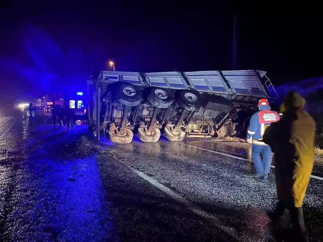 Malatya'da Maden Yüklü Tır Devrildi: 1 Yaralı