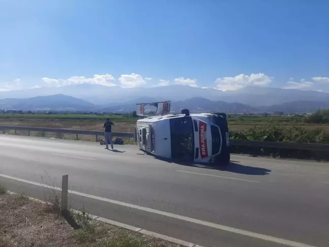 Manisa'da Ambulans ile Hafif Ticari Araç Çarpıştı: 3 Yaralı