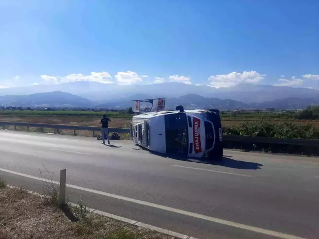 Manisa'da Hasta Nakil Aracı ile Kamyonet Çarpıştı: 3 Yaralı