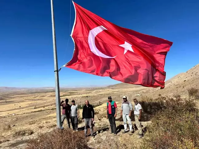 Çanakpınar Mahallesi'nde Dev Türk Bayrağı Dalgalanıyor