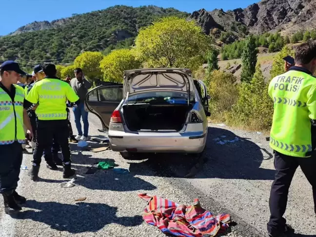 Malatya'da yön levhasına çarpan otomobildeki 3 kişi yaralandı