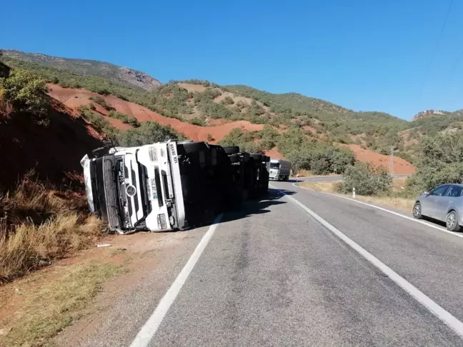 Tunceli'de Meşrubat Yüklü Tırın Devrilmesi Sonucu Sürücü Yaralandı