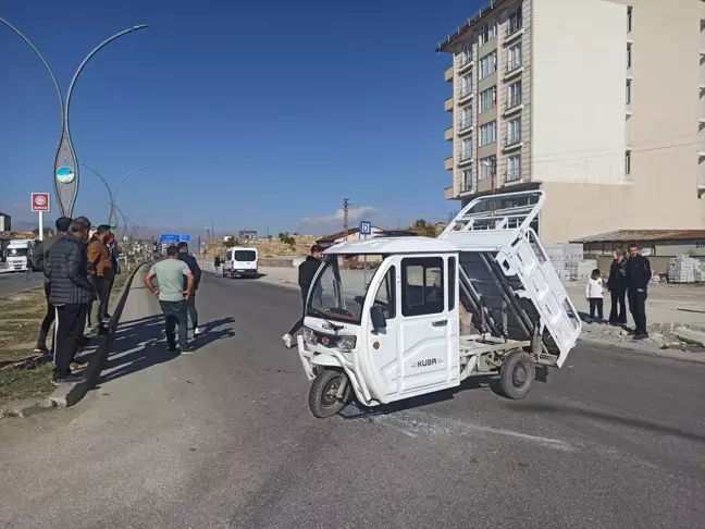 Yüksekova'da Elektrikli Motosiklet ile Otomobil Çarpıştı: 1 Yaralı