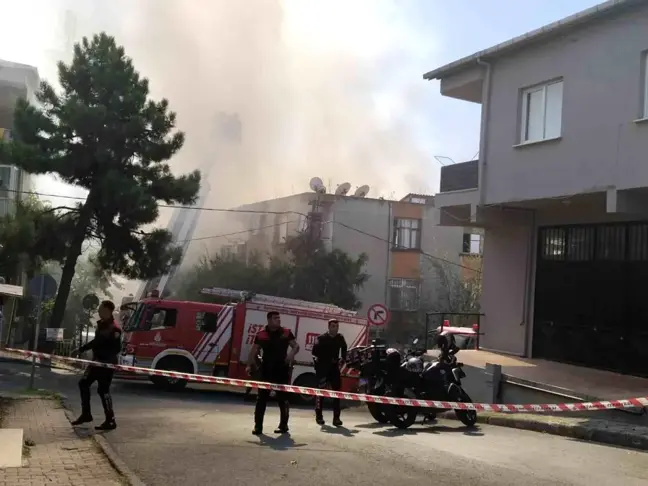 Ataşehir'de Tüp Patlamasıyla Çatı Yangını Çıktı