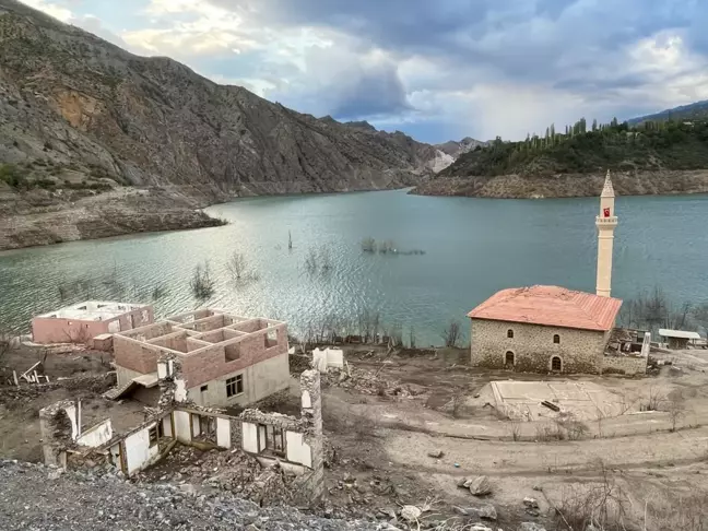 Yusufeli Barajı'nın Enerji Üretimine Başlandı, Sular Çekilince Eski Köyler Ortaya Çıktı