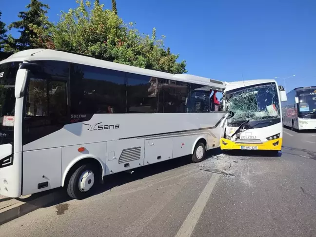 Alanya'da Tur Midibüsleri Çarpıştı: 12 Yaralı