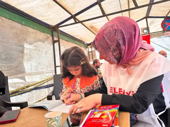 İşten Çıkarılanların Eyleminde Öğrenci Ev Ödevlerini Çadırda Yapıyor