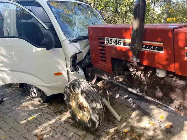 Bolu'da Traktör ile Kamyonet Çarpıştı: 2 Yaralı