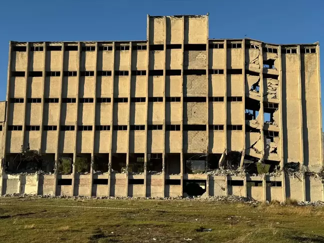 Bitlis'te Metruk Bina Yıkıldı