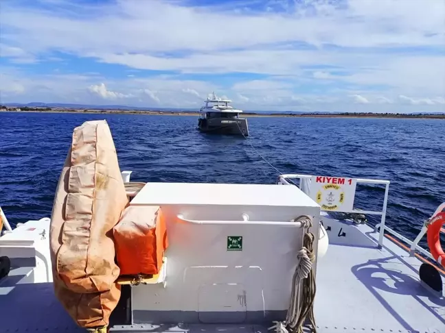 Çanakkale Boğazı'nda Sürüklenen Tekne Kurtarıldı