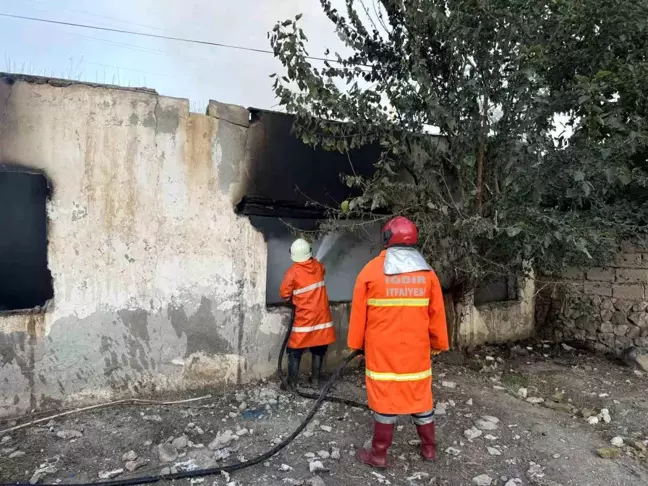 Iğdır'da Metruk Binada Yangın Çıktı