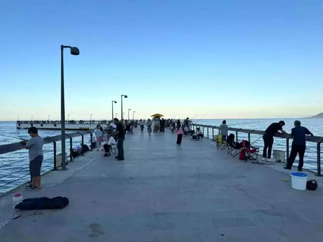 Ordu'da Amatör Balıkçılar Güneşli Havada Balık Tutmanın Keyfini Çıkarıyor