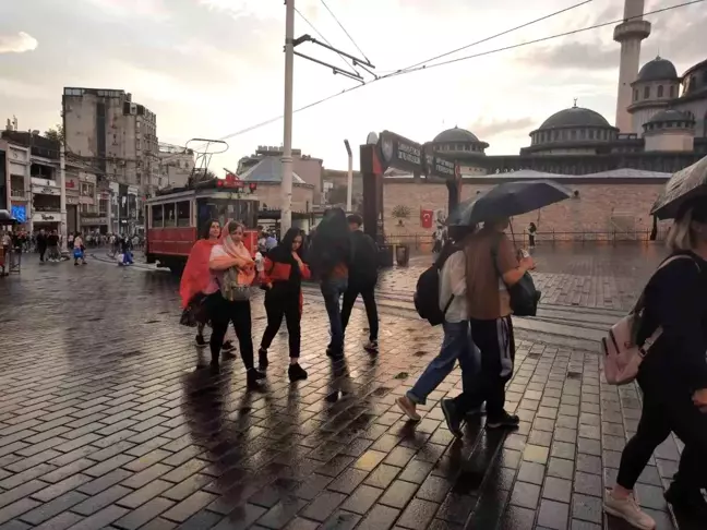 Taksim'de Aniden Bastıran Yağmur Vatandaşları Zorda Bıraktı