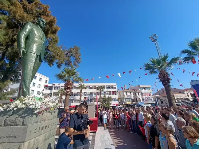 Balıkesir'de Atatürk Heykeline Saldırı Protesto Edildi