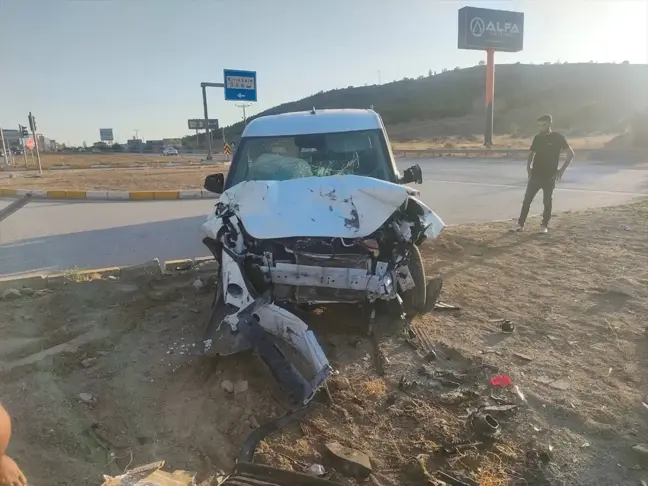 Kırıkkale'de Otomobil ve Hafif Ticari Araç Çarpıştı: 1 Ölü, 1 Yaralı