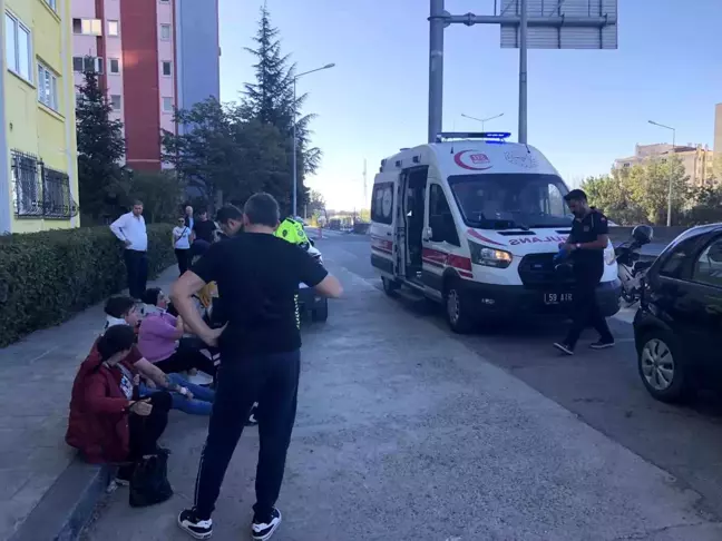 Tekirdağ'da Otomobilin Refüje Çarpması Sonucu 4 Yaralı