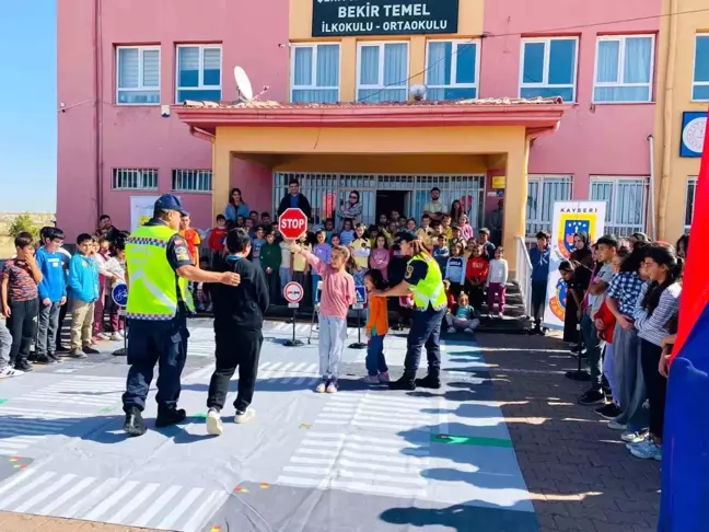 Tomarza'da öğrencilere trafik eğitimi verildi