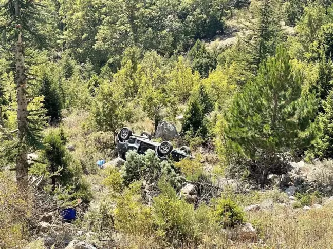 Antalya'da Uçuruma Yuvarlanan Otomobilde İki Yaralı