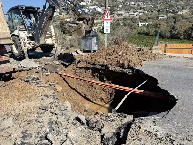 Bodrum'da Su İsale Hattı Patladı, Yolda Göçük Meydana Geldi