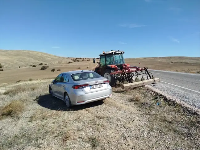 Sivas'ta Otomobil ile Traktör Çarpıştı: 2 Yaralı